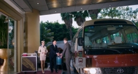 ="作为国内首家航空文化主题酒店，深圳深航国际酒店持续为宾客们打造便捷、贴心服务。酒店提供穿梭巴士班次往返深圳机场。周末及公共假期提供送往福田高铁站及福田口岸、皇岗口岸的班车。"/